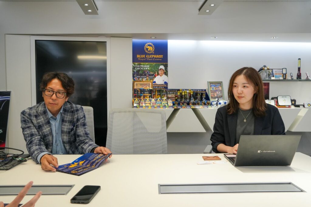 制作プロモーション課の係長・山﨑さん(左)と主任・細田(右)さん①