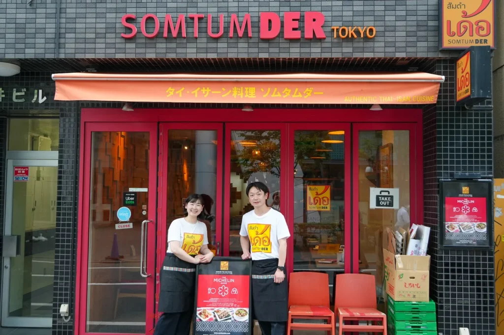 野原さん（右）と伊藤さん（左）と代々木店の外観