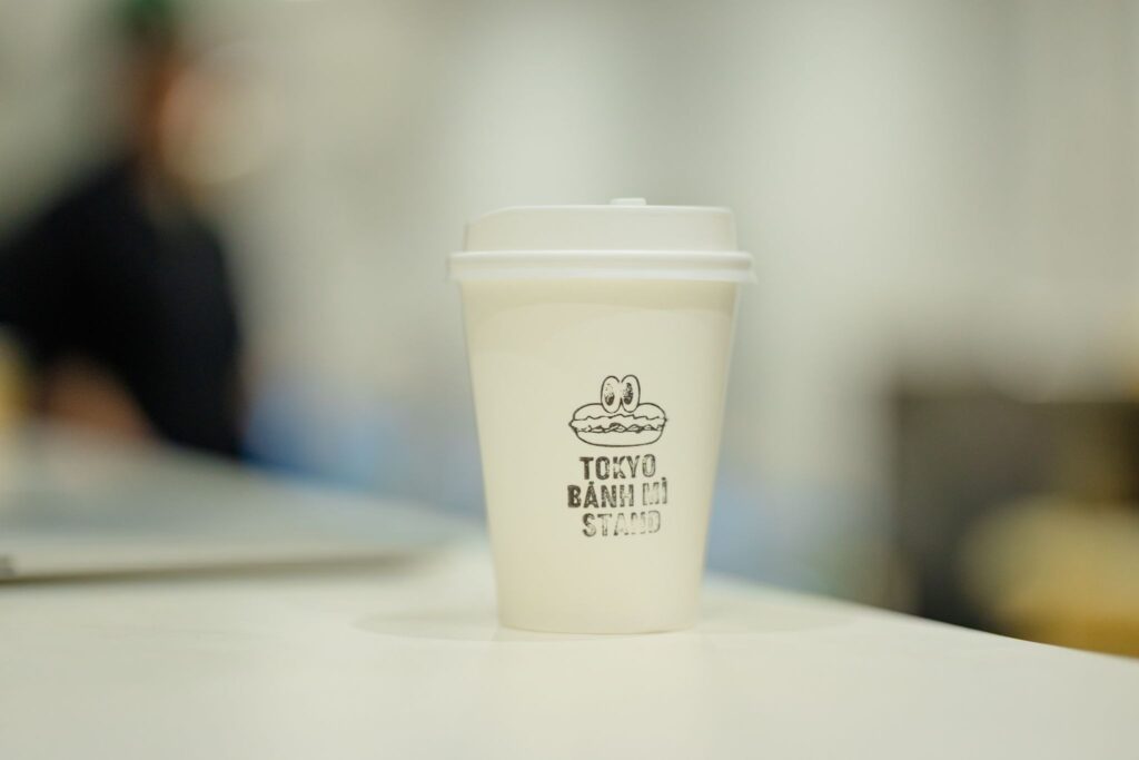 TOKYO BÁNH MÌ STANDで提供しているドリンクカップ