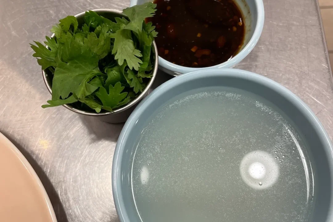 渋谷カオマンガイのカオマンガイのセットスープ、タレ、パクチー 渋谷カオマンガイのカオマンガイのセットスープ、タレ、パクチー