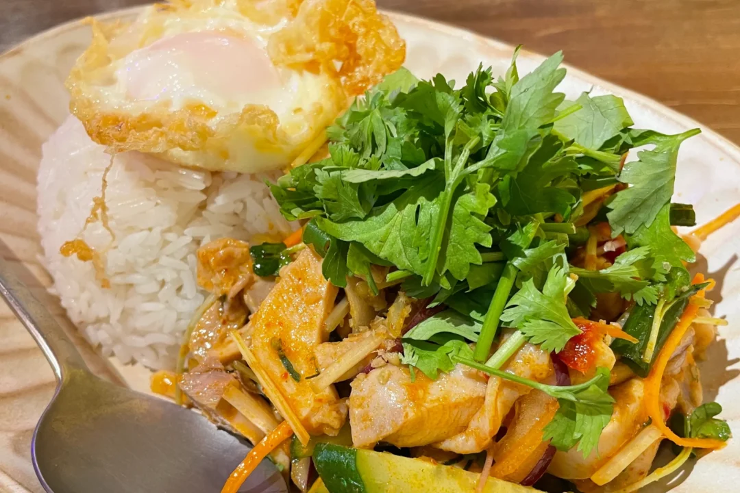 タイ屋台ラオラオのトムヤム蒸し鶏ご飯