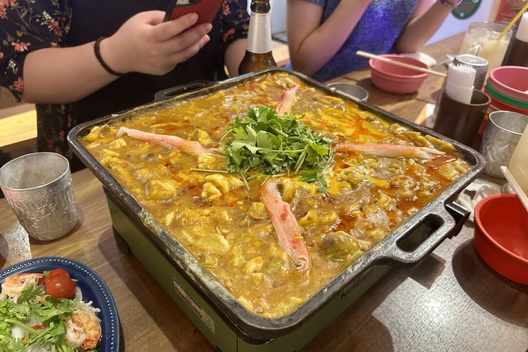 タイ屋台ラオラオのタイ風もんじゃ（プーパッポンカレー味）