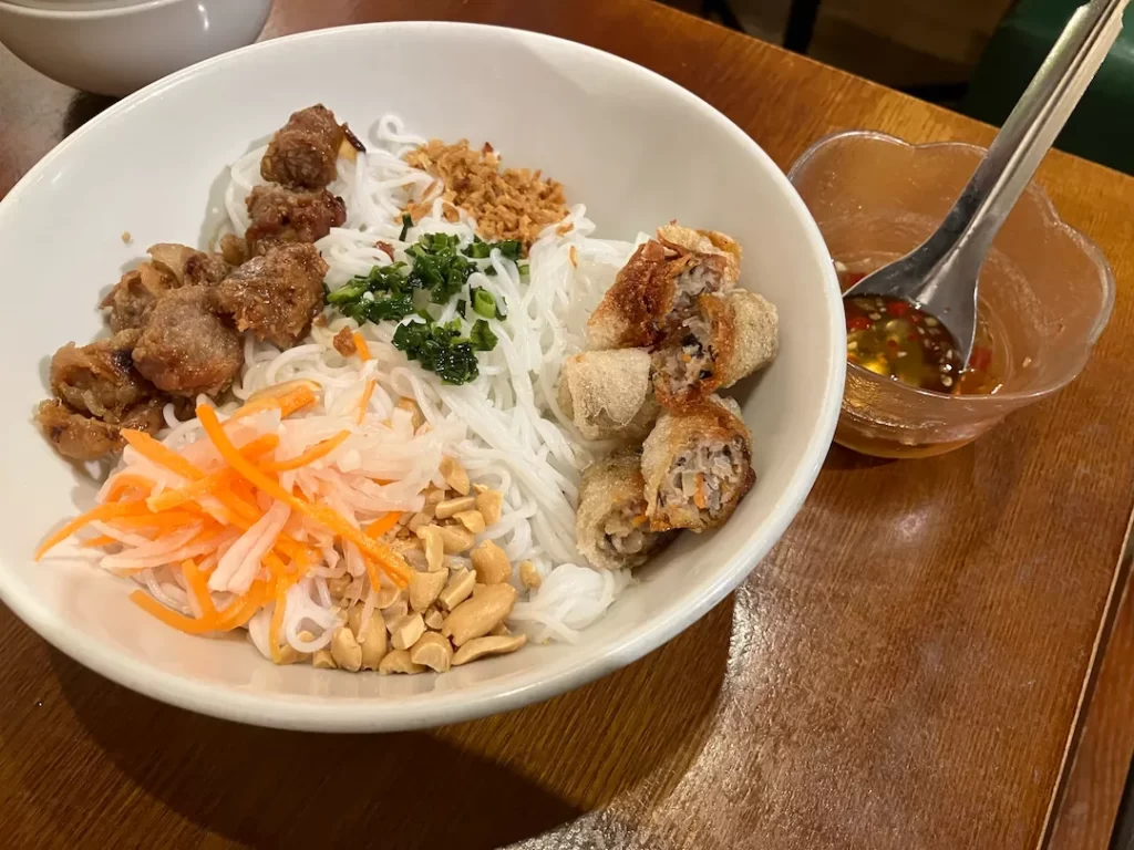ベトナム料理レストラン 333の「豚焼き肉揚げ春巻き麺」