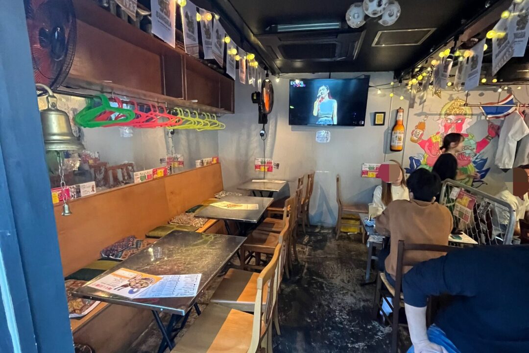 BAKASOUL ASIAの外観の店内