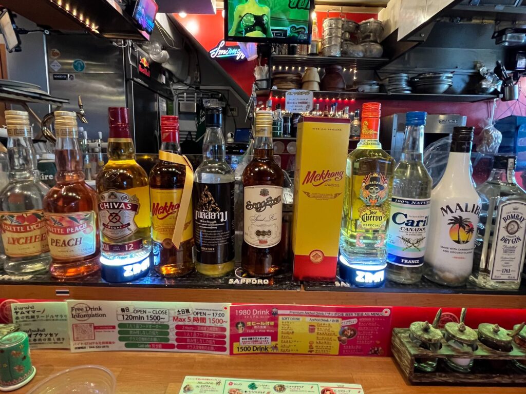 BAKASOUL ASIAの外観のカウンター席