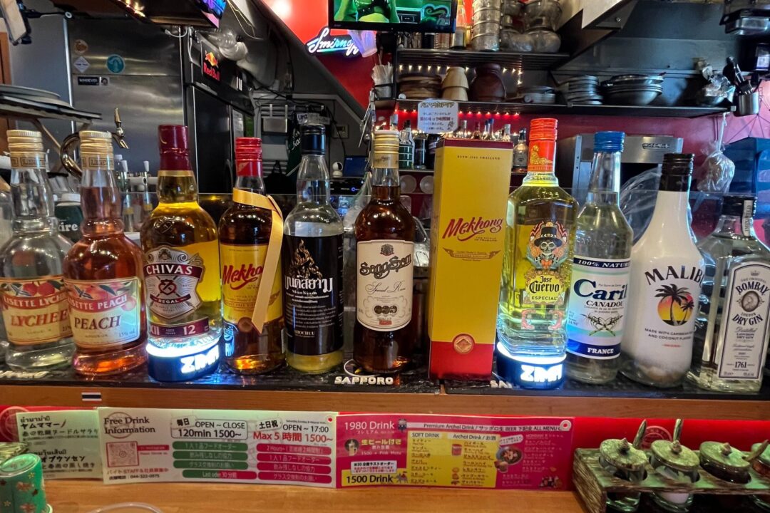 BAKASOUL ASIAの外観のカウンター席