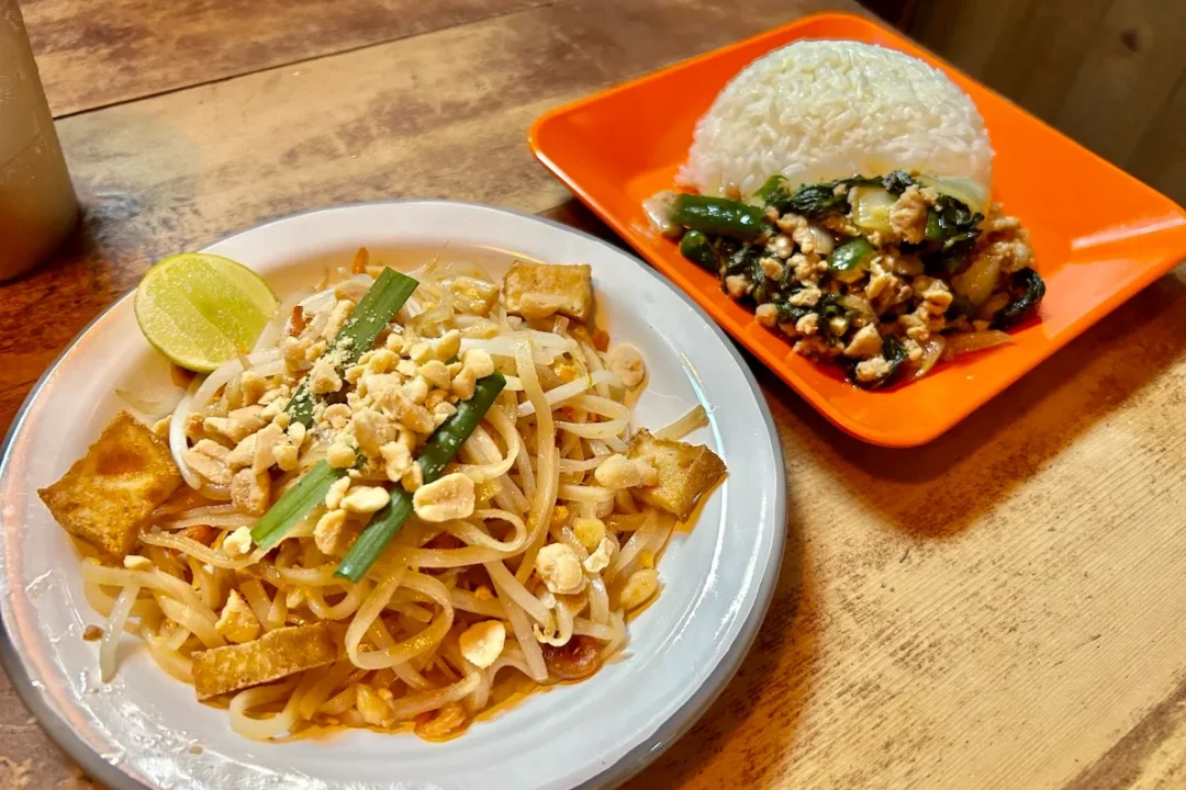 ハンサム食堂のパッタイハーフサイズのカオラートゲーン1種（パッガパオガイ）