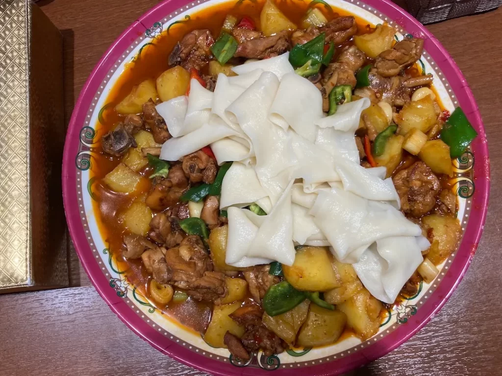 火焔山 新疆・味道の「新疆風大皿鶏肉辛口煮込（大盤鶏）」