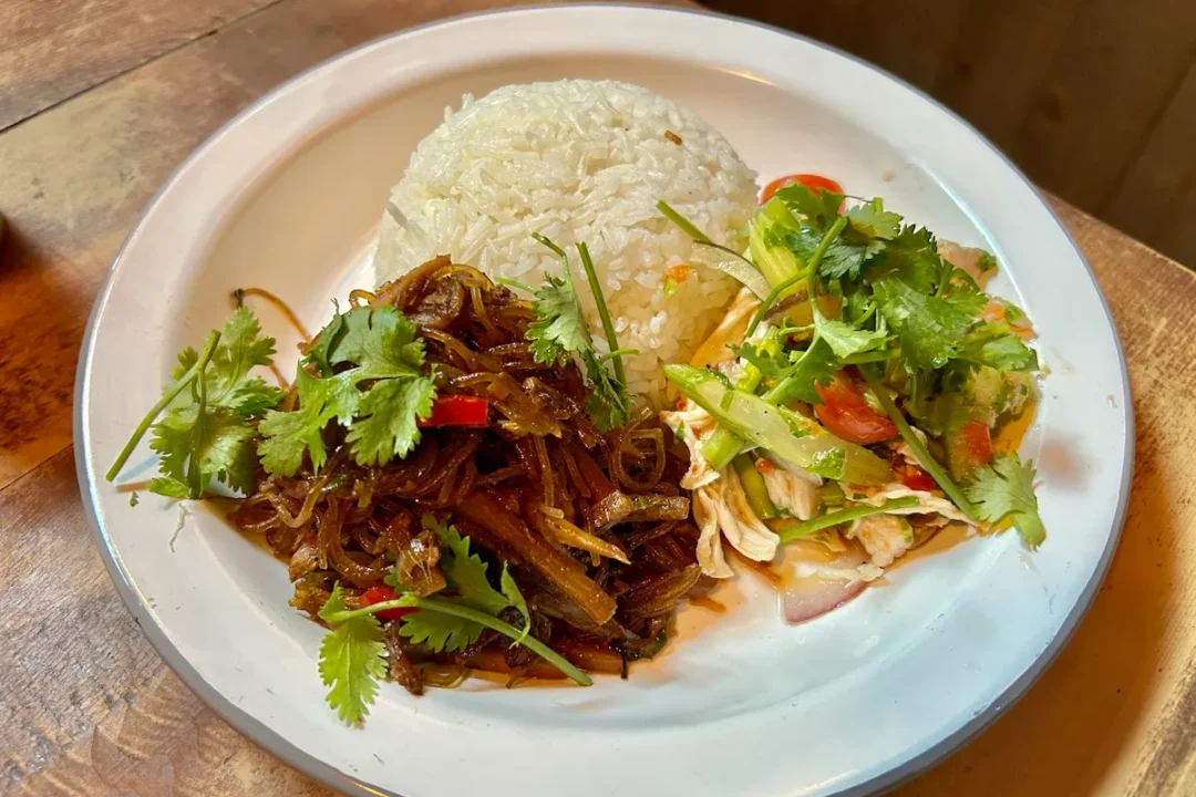 ハンサム食堂のカオラートゲーン2種（ヤムガイ・パッウンセン）