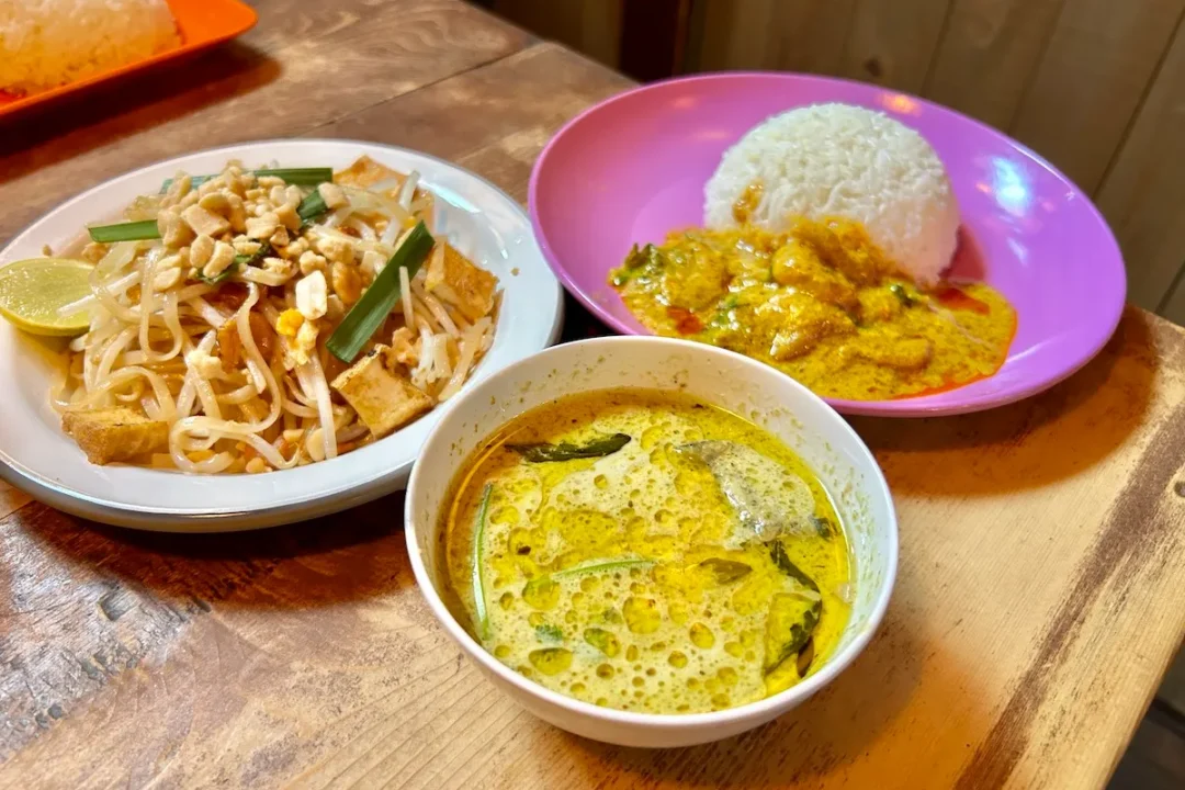 ハンサム食堂のパッタイハーフサイズのカオラートゲーン２種（タレーパッポンカリー・グリーンカレー）