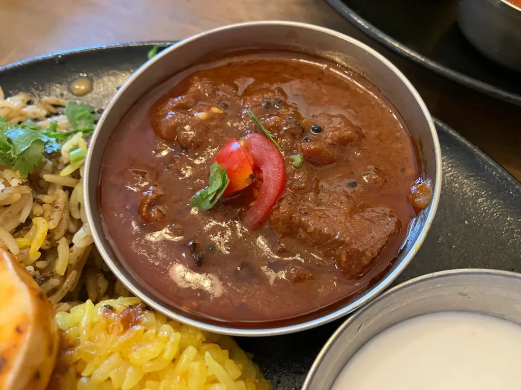 カレーとビリヤニとお酒 たびる「ポークヴィンダルーカレー」