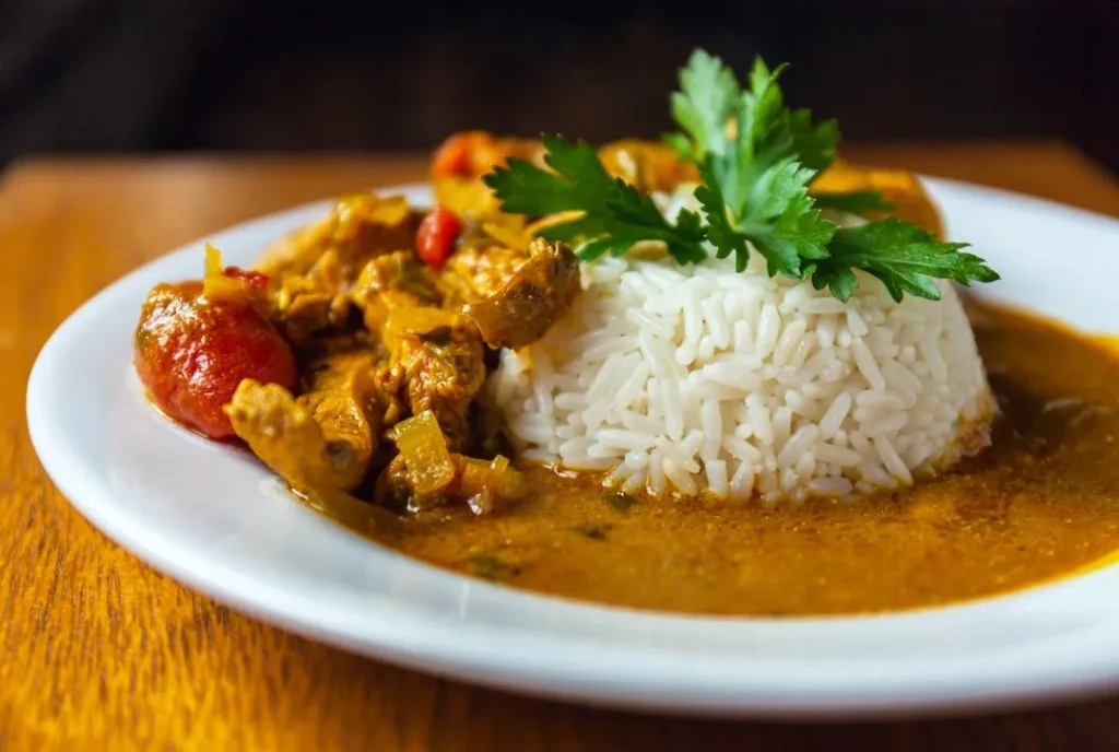 レッドカレーとご飯（出典：Adobe Stock）