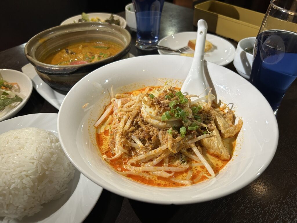 「マレーアジアンクイジーン」のミーラクサとチキンカレーライスのセット