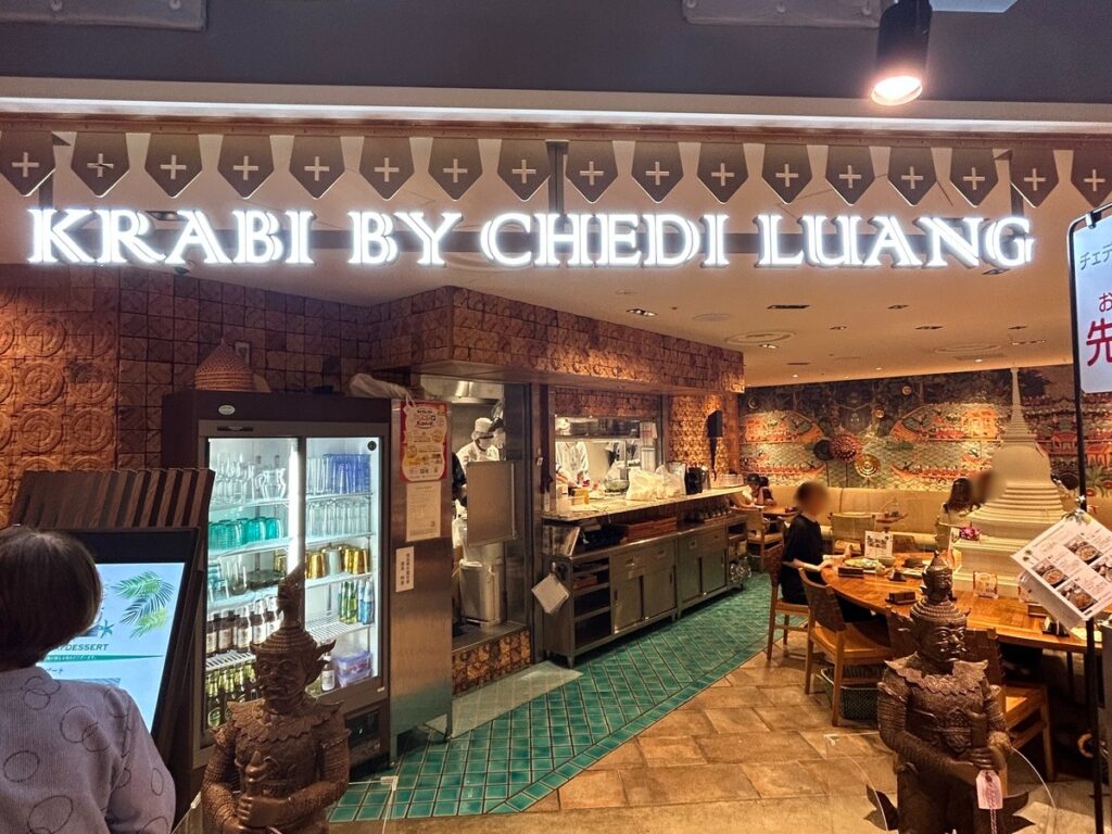 KRABI BY CHEDI LUANGの外観と店内の様子