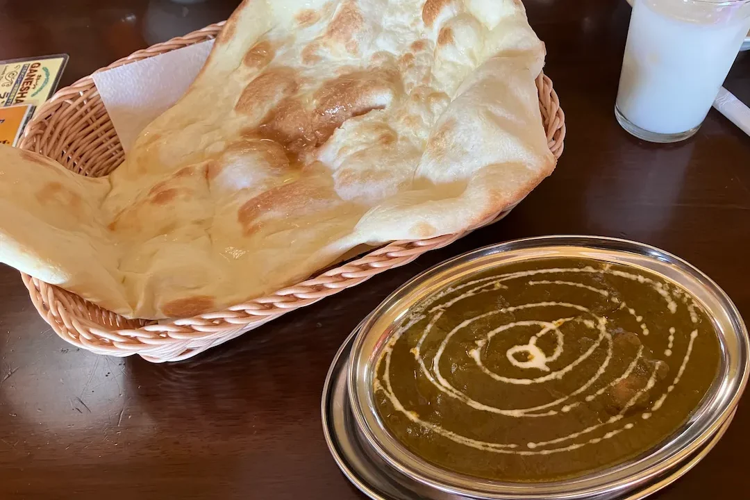 ガネーシャのナンとほうれん草チキンカレー