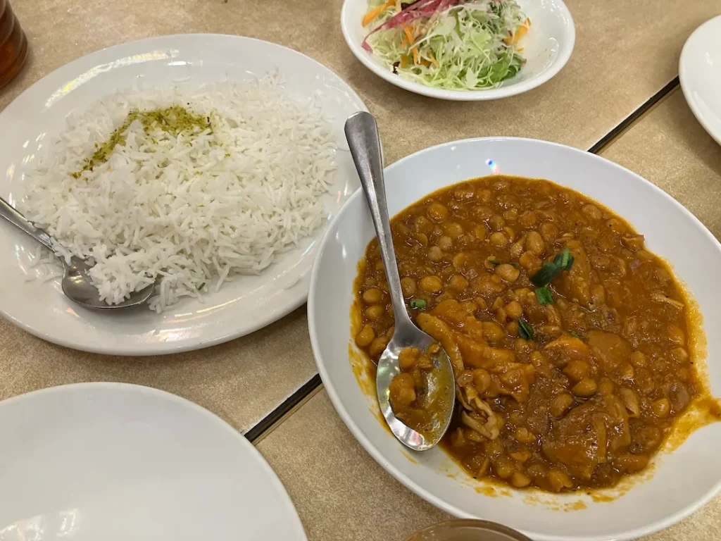 レストラン ザクロのお豆とチキンの煮込みとバスマティーライス