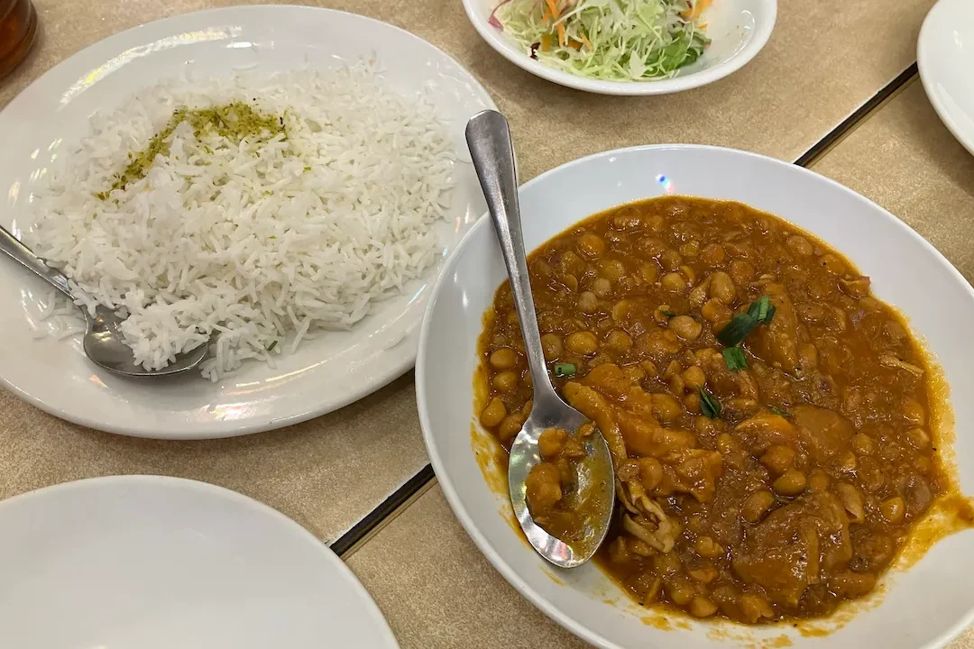 レストラン ザクロのお豆とチキンの煮込みとバスマティーライス