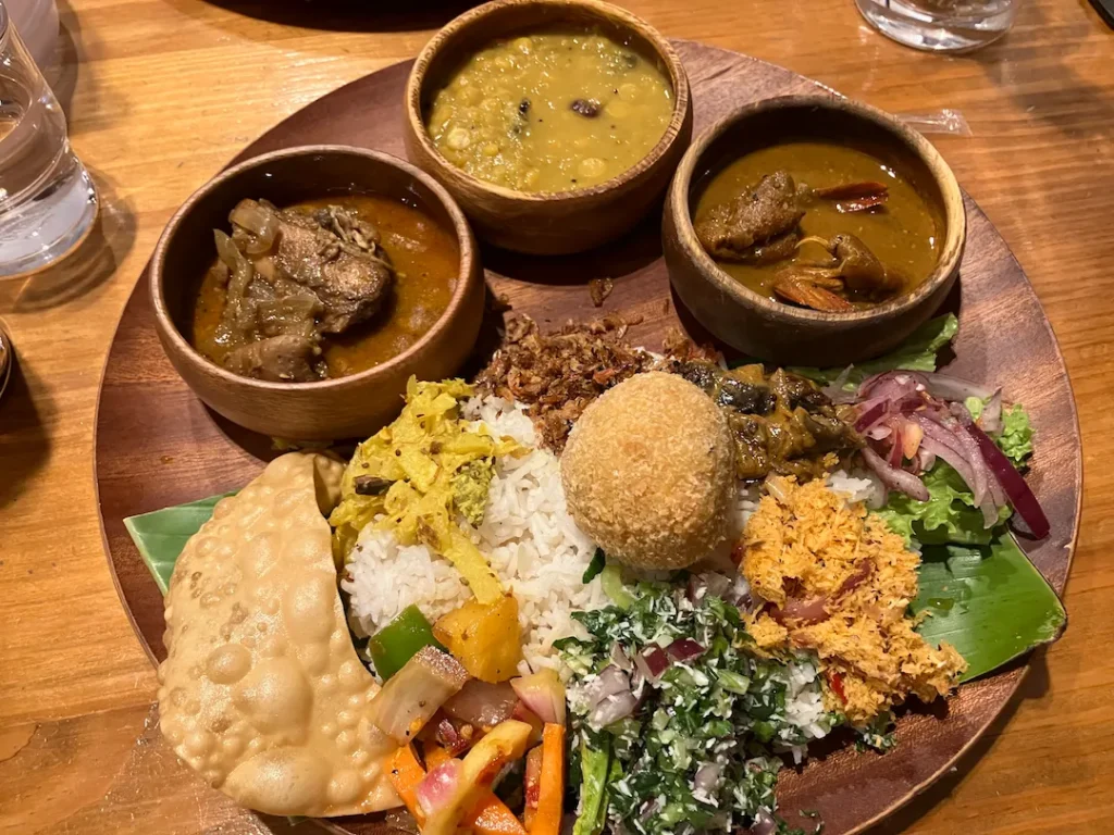 シナモンガーデン 関内店のカレー3種類おもてなしプレート