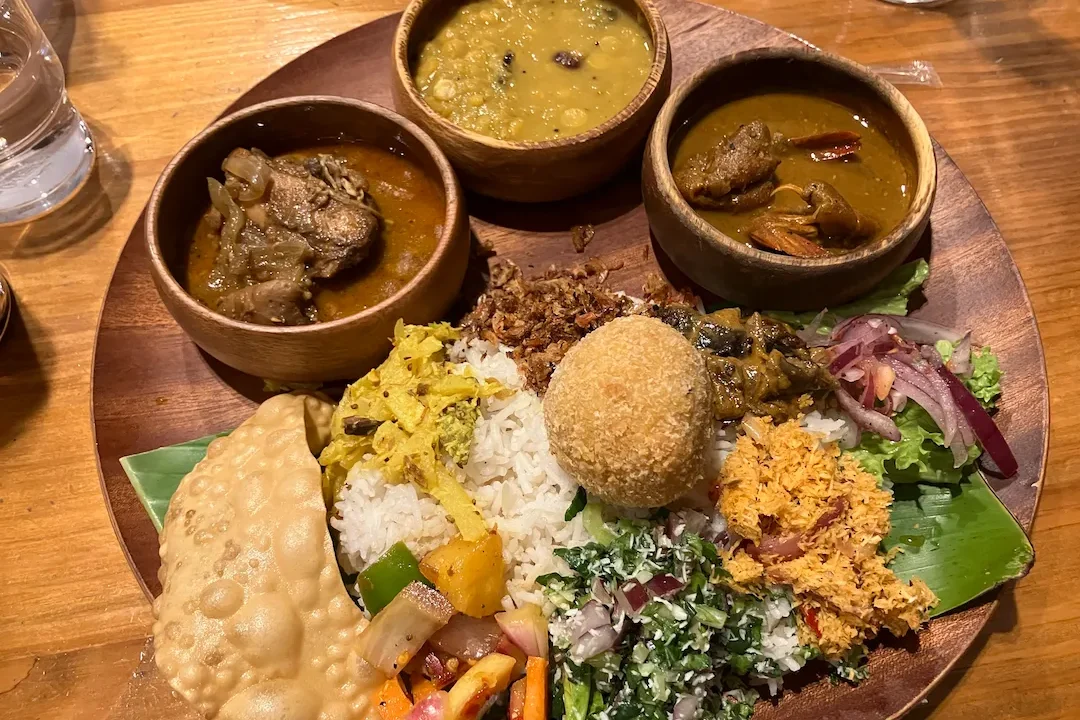 シナモンガーデン 関内店のカレー3種類おもてなしプレート
