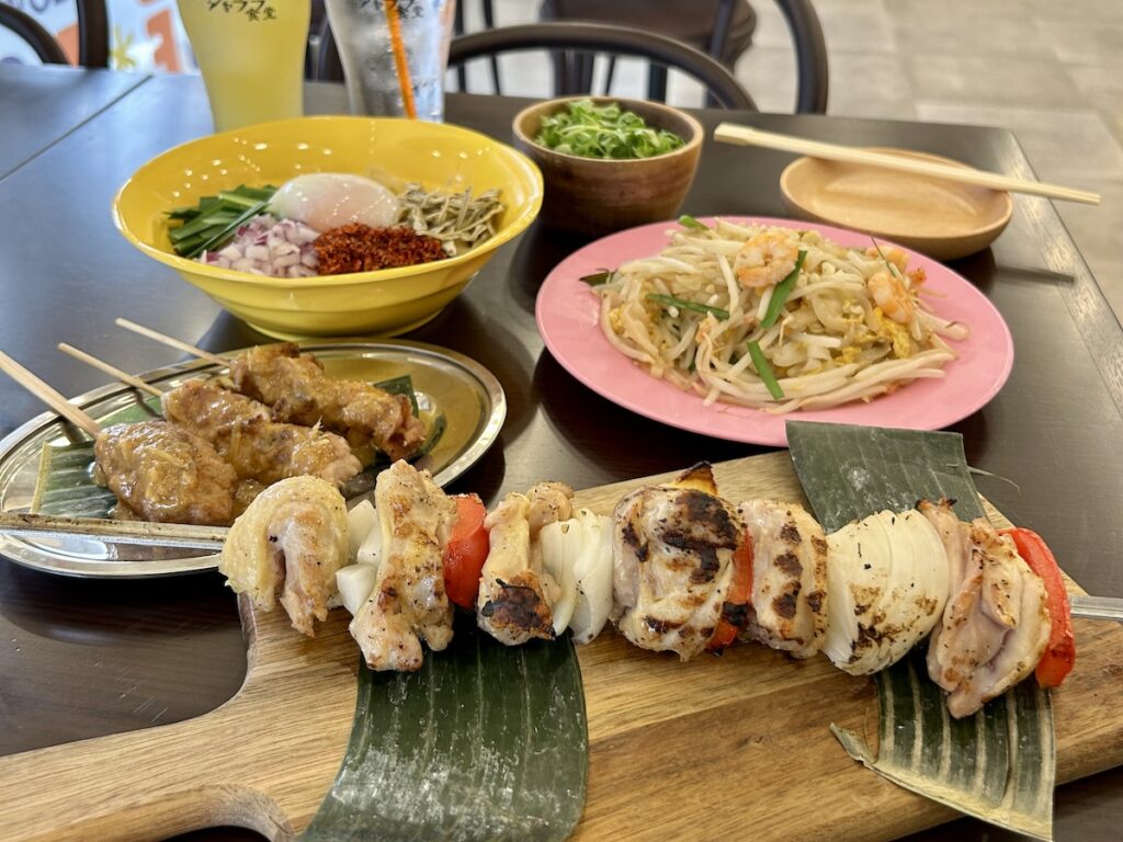 シャララ食堂で注文したメニュー(パッタイ、サテなど)