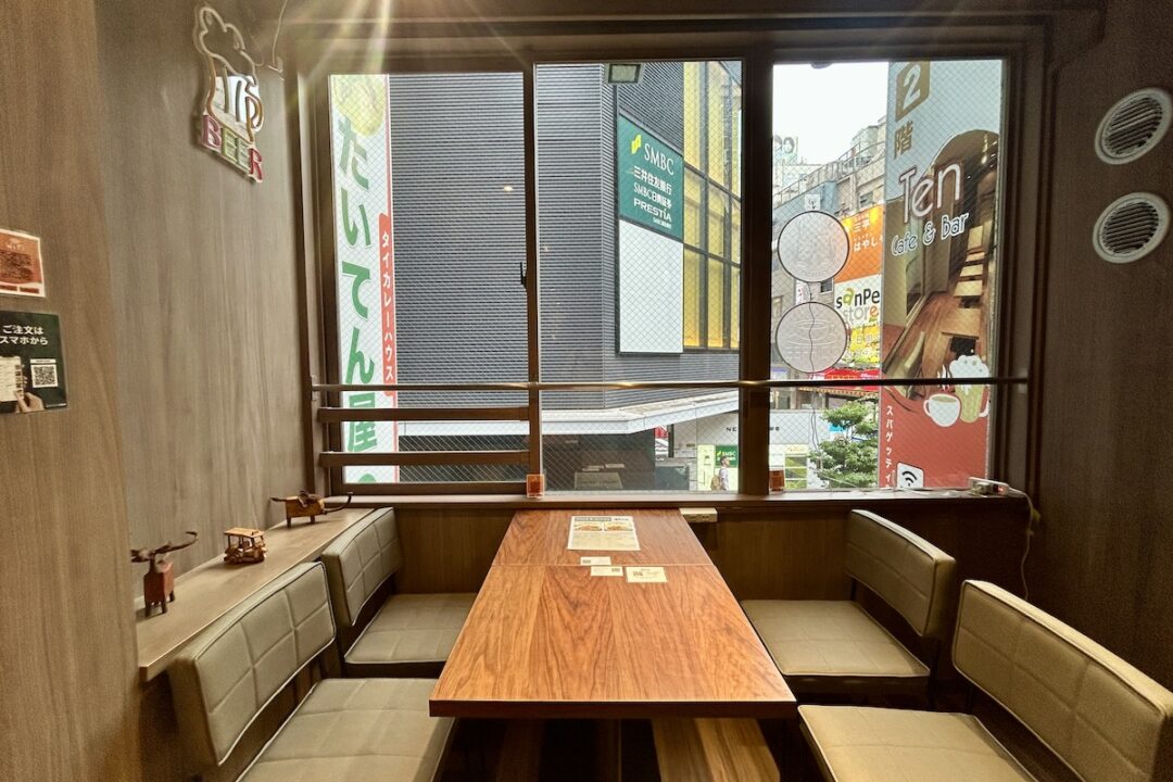 Ten Cafe & Barのテーブル席