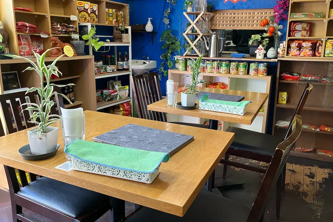 Aki Foods Sri Lankan Restaurantの1階テーブル席