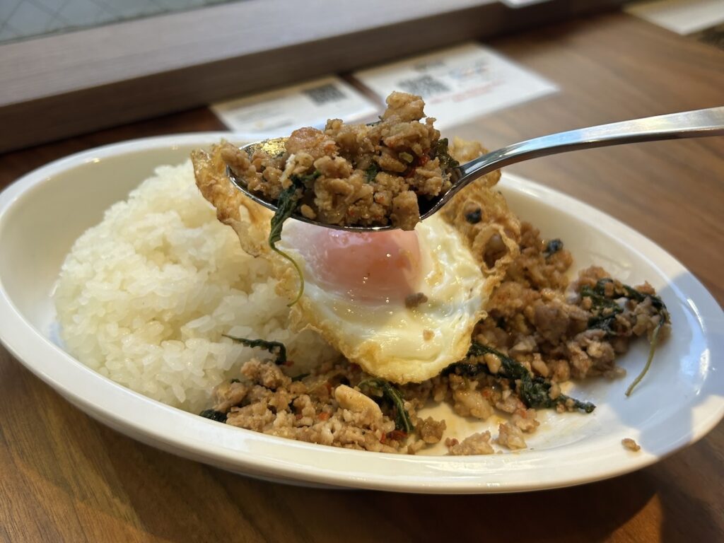 Ten Cafe & Barのガパオライス