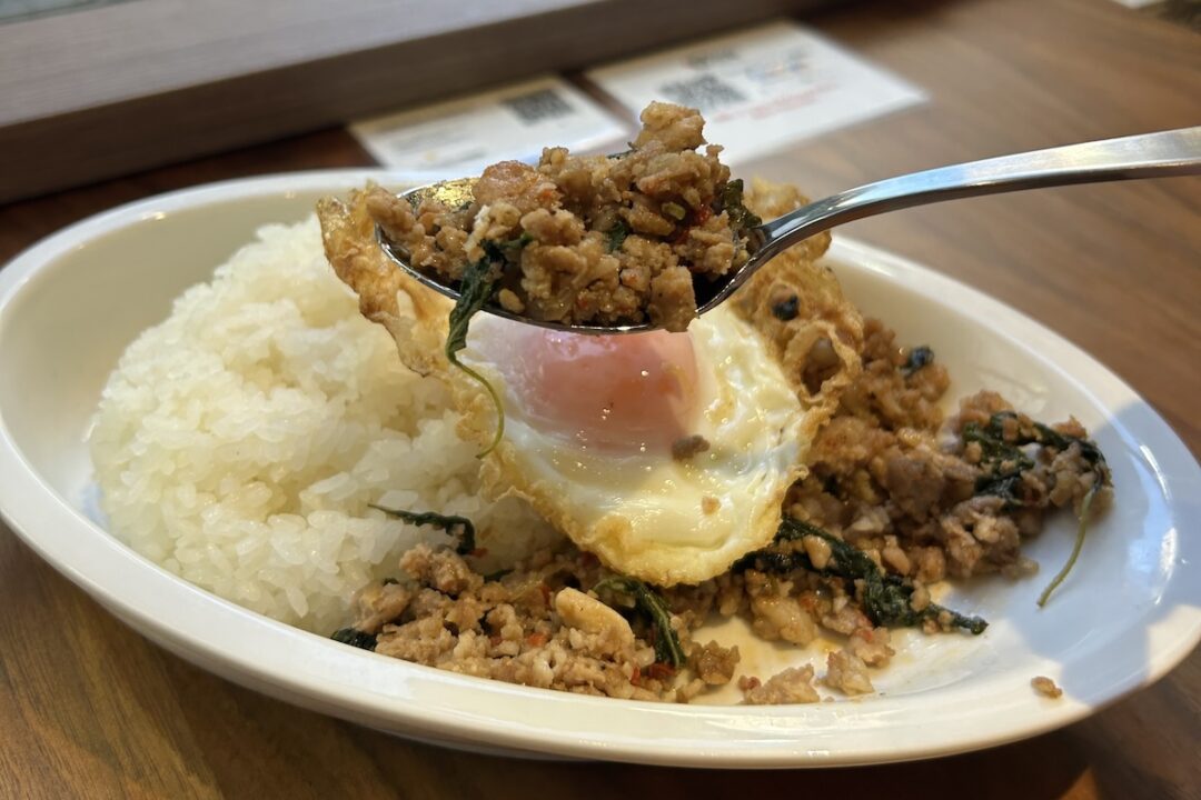 Ten Cafe & Barのガパオライス