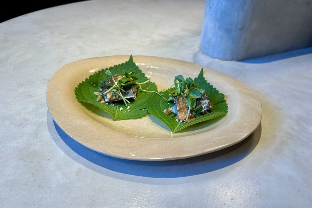 SANCHAOのHERB & SPICE 鮮魚のエスニックごま巻き