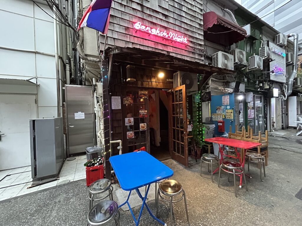 「バンコクナイト新宿店」のテラス席